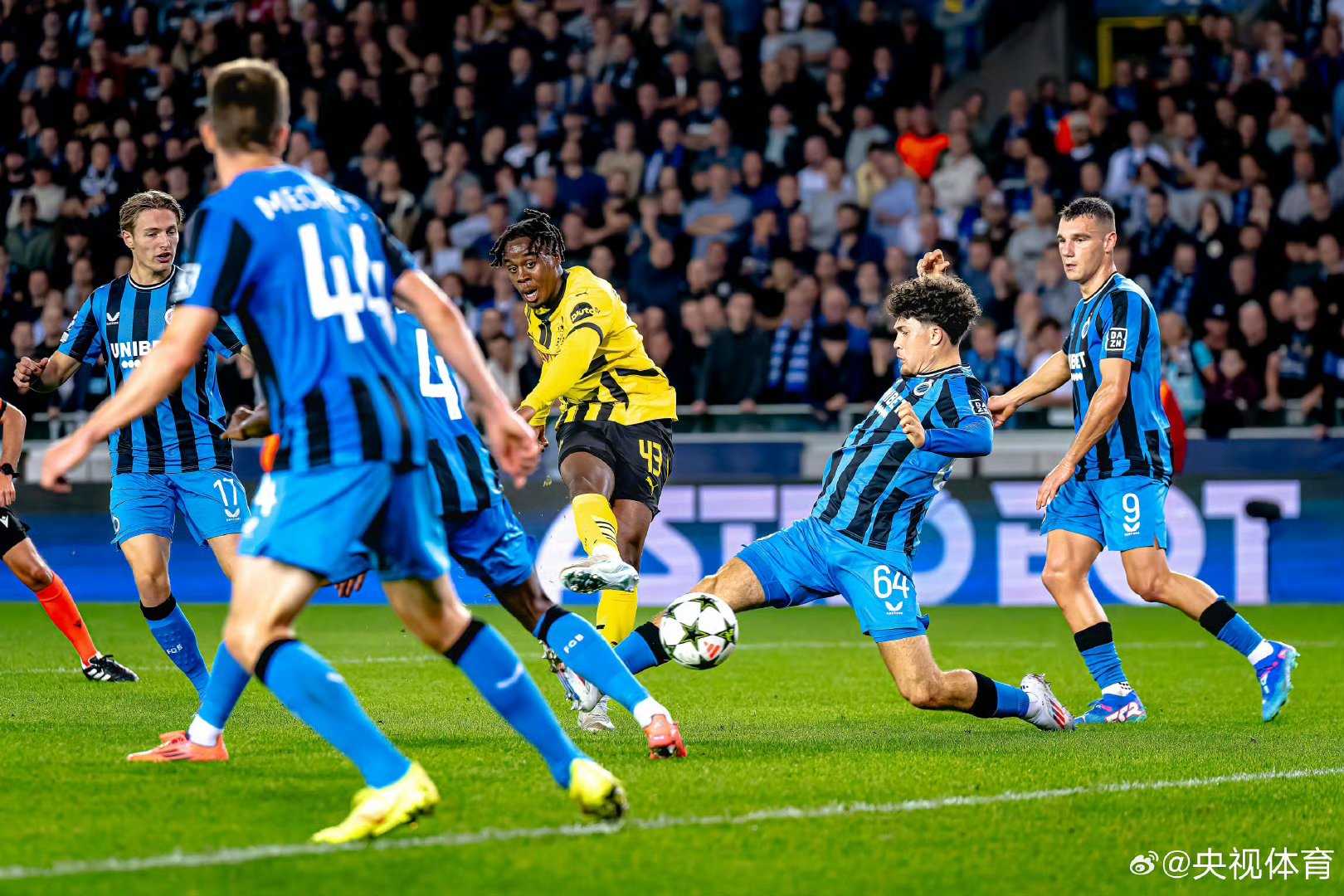 九游体育官网-斯图加特训练开放日，关键时刻豪取连胜引欢呼，德甲在即，球队文化再被提及(斯图加特时间)