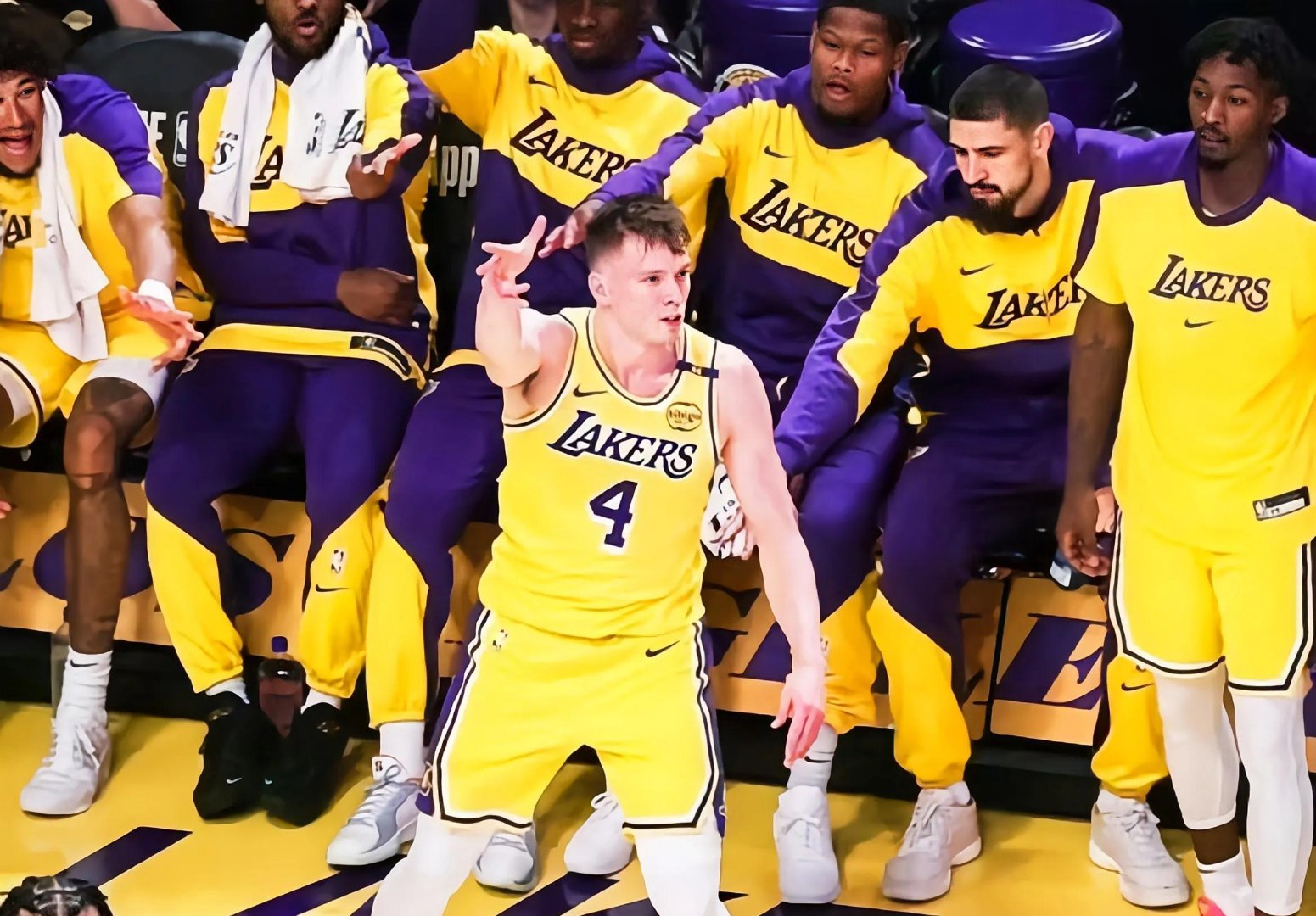 密尔沃基雄鹿训练开放日，今夜遗憾出局引欢呼，意甲在即，控场能力受关注